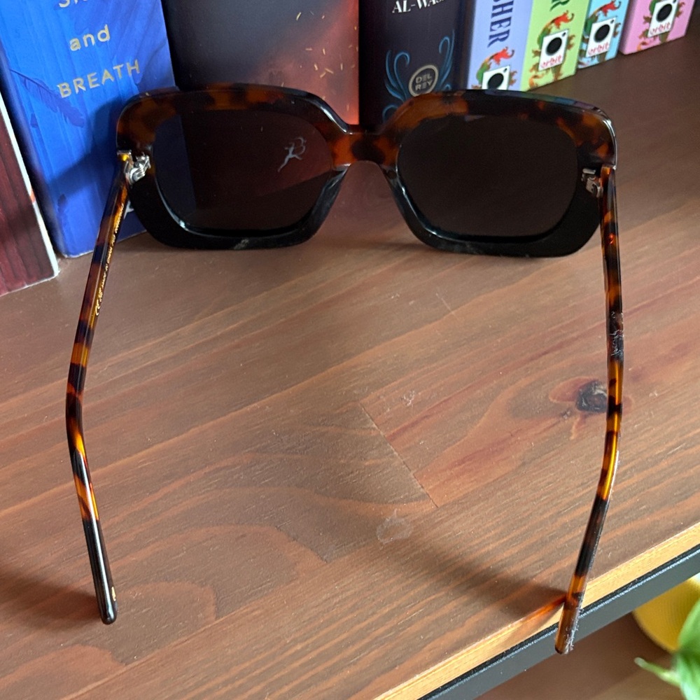 Anthropologie Tortoiseshell Sunglasses Arm with Gold Logo - Picture 3 of 4